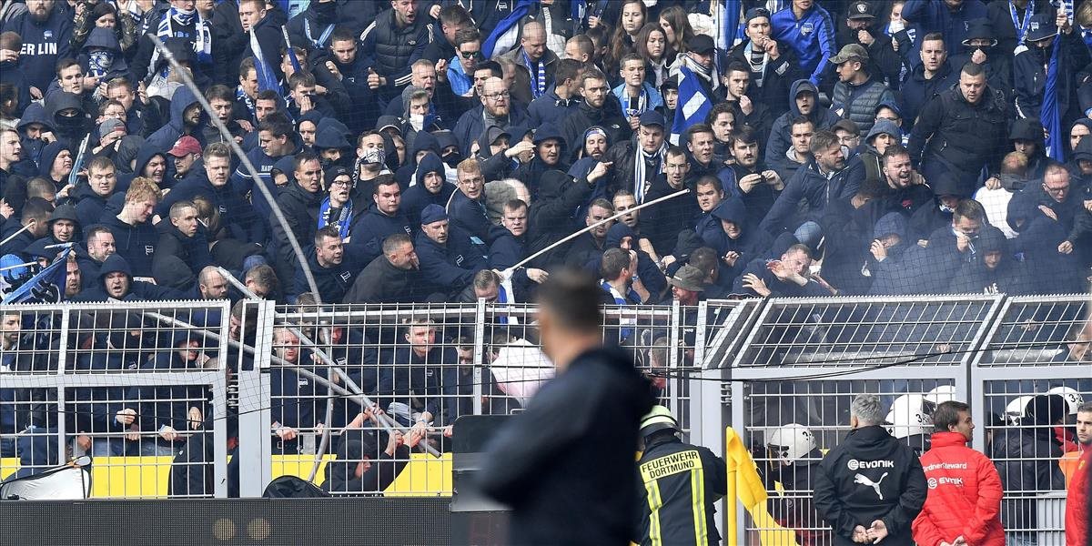 Pri výtržnostiach fanúšikov Herthy v Dortmunde utrpelo zranenia 45 ľudí