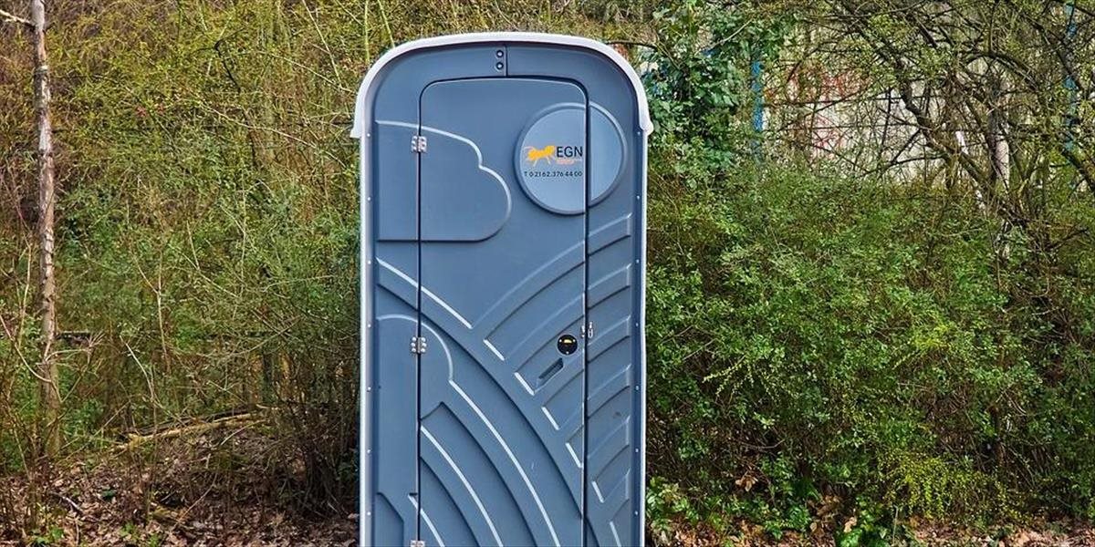 Dvaja Nemci spáchali naozaj neštandardný zločin: Ukradli 106 mobilných toaliet!