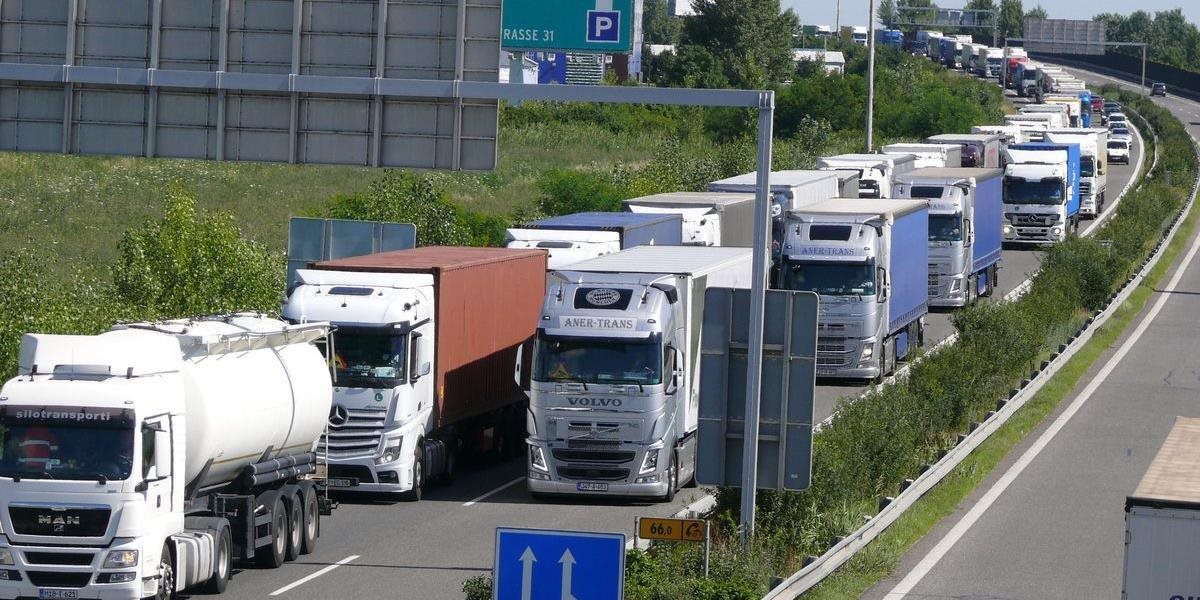 Na diaľnici D2 a pravostrannom odpočívadle Sekule sa budú vážiť nákladné autá