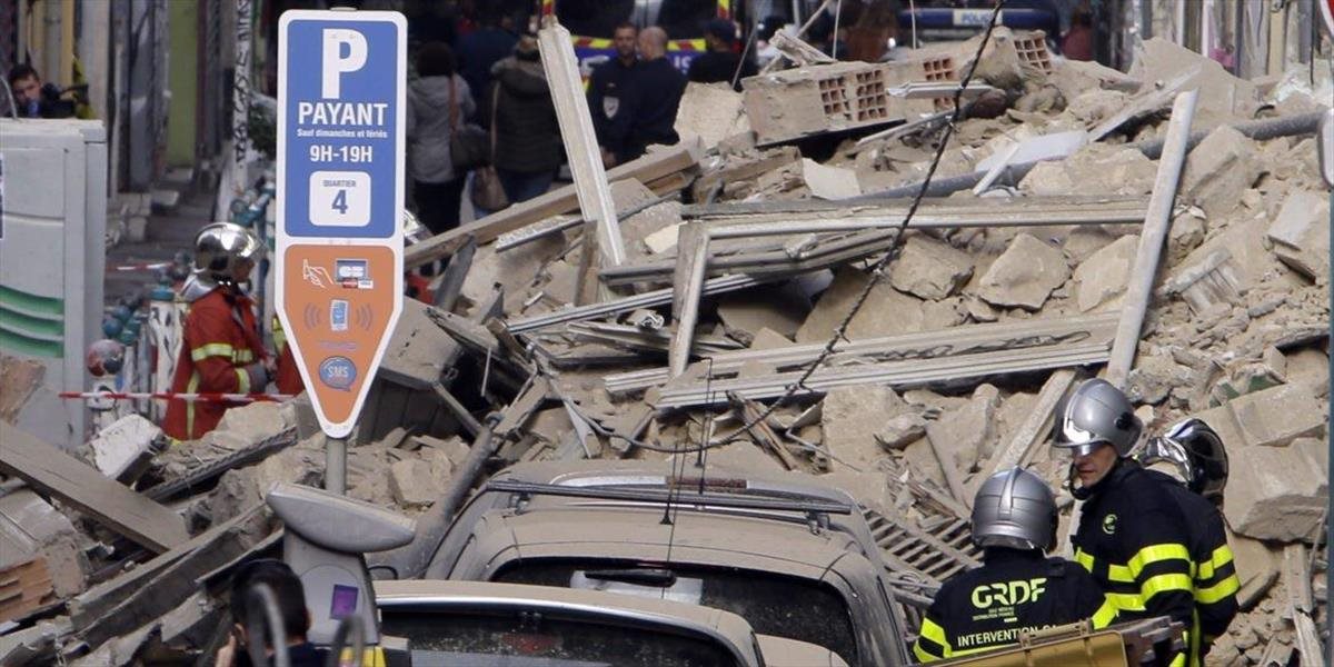 V troskách zrútených budov vo Francúzsku našli už šesť obetí
