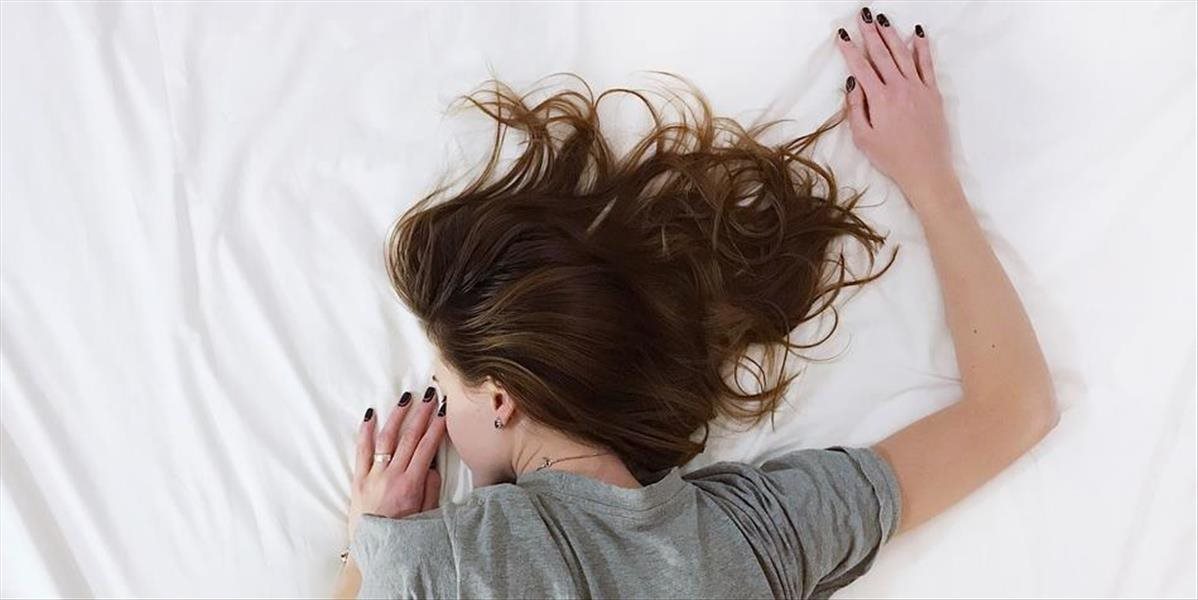 Zaujímavé zistenie vedcov: Ak spávate menej ako 6 hodín, vaše telo potrebuje toto!