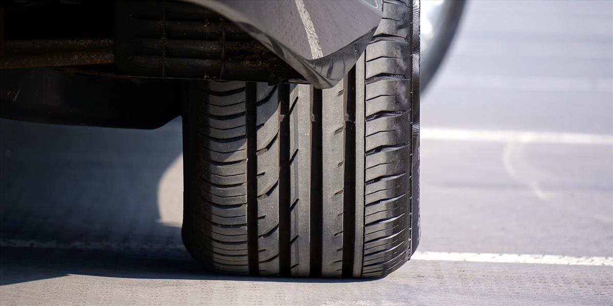 Pri výbere zimných pneumatík je dôležitejšie či obstáli v testoch, ako ich cena