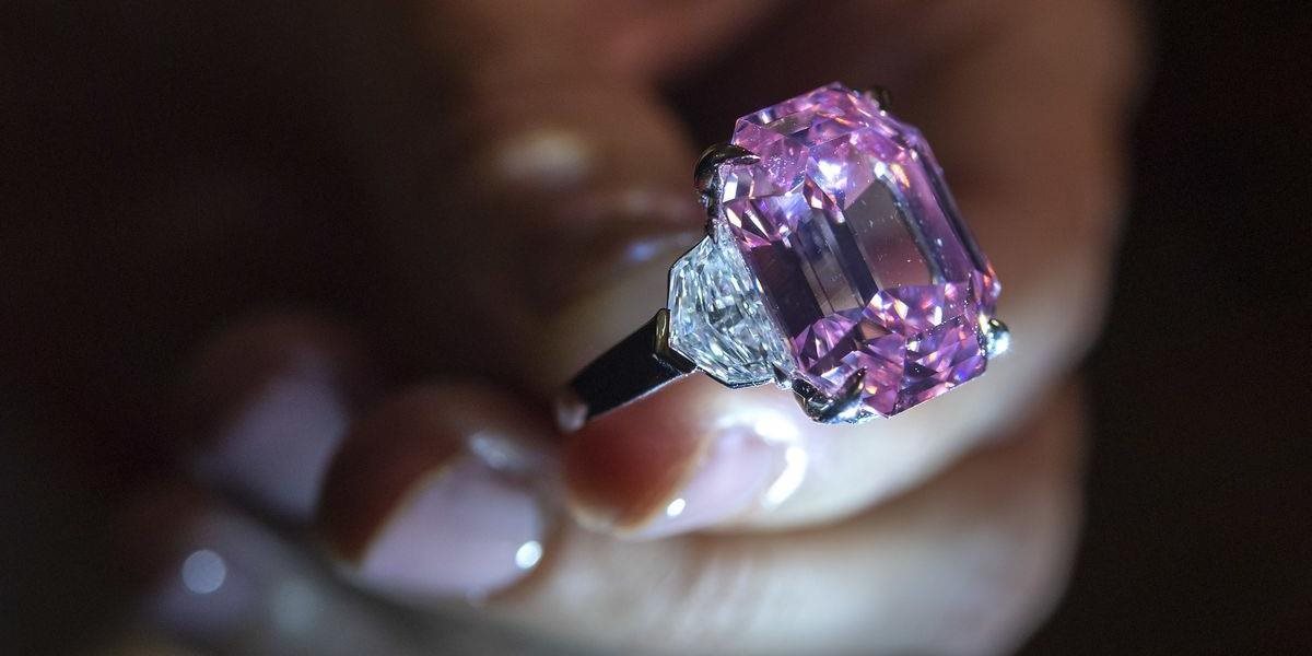 VIDEO V Ženeve vydražili ružový diamant: Nový majiteľ za neho zaplatil astronomickú sumu!
