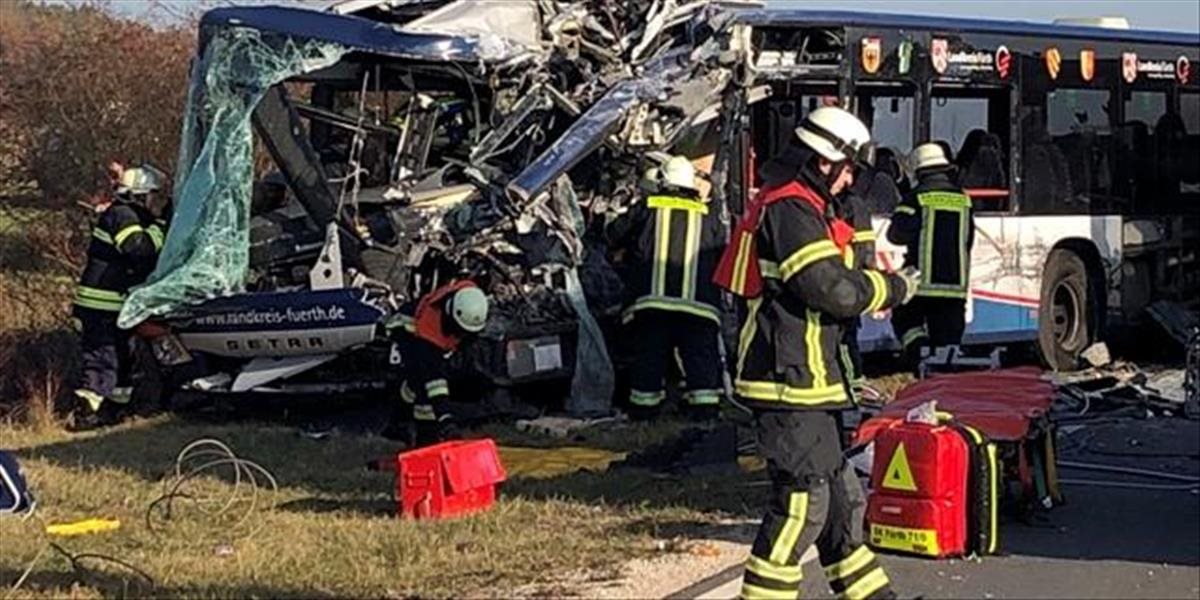 V Bavorsku sa čelne zrazili dva autobusy - okolo 40 zranených, piati vážne