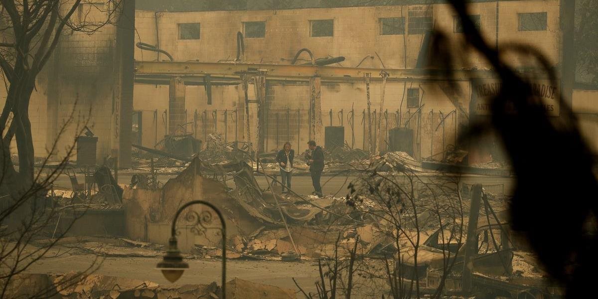 Kalifornia stále bojuje s masívnym požiarom: Počet obetí stúpol na 63, nezvestných je 631 ľudí