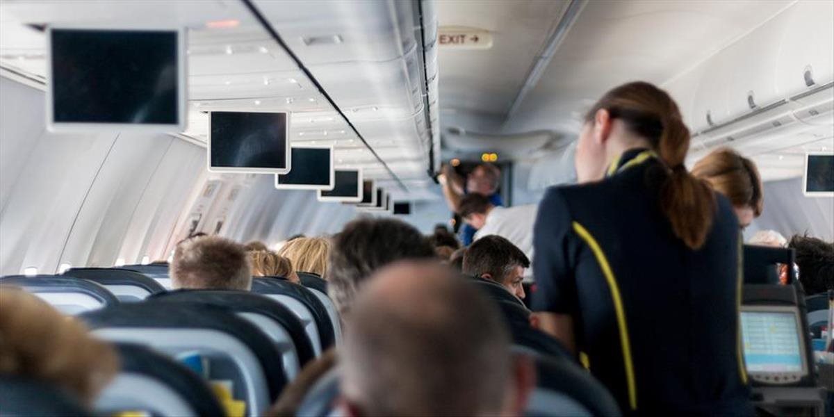 FOTO Duchaplná letuška originálne odpísala večne nespokojného pasažiera: Tak si radšej pospal