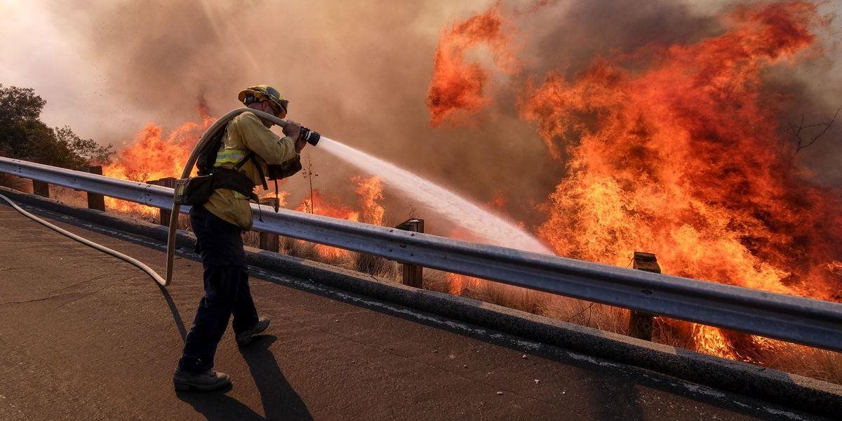 Kalifornský požiar je pod kontrolou, hasičom pomohol dážď