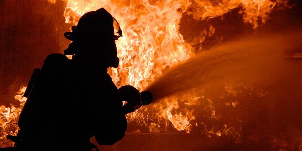 Na Kysuciach vypukol požiar, 20 hasičov likviduje oheň v polyfunkčnej budove