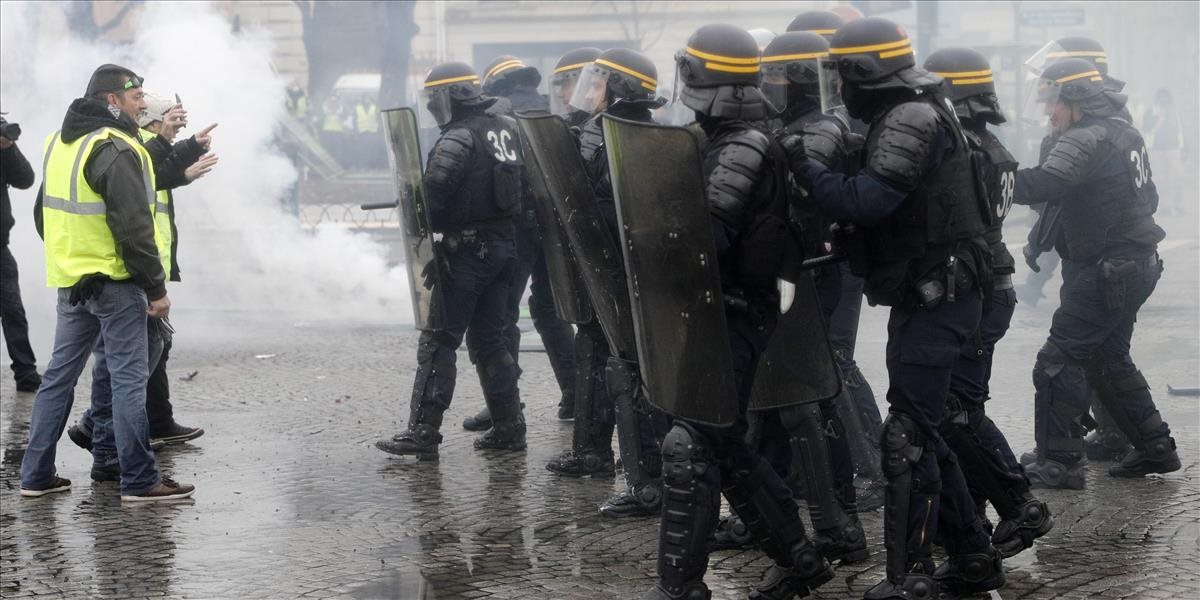 Polícia použila proti protestujúcim v Paríži slzotvorný plyn
