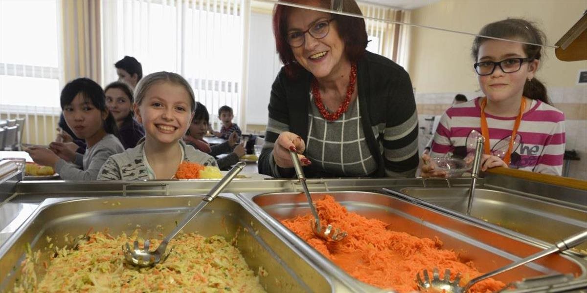 Škôlkári budú zadarmo obedovať od januára, žiaci škôl až od septembra