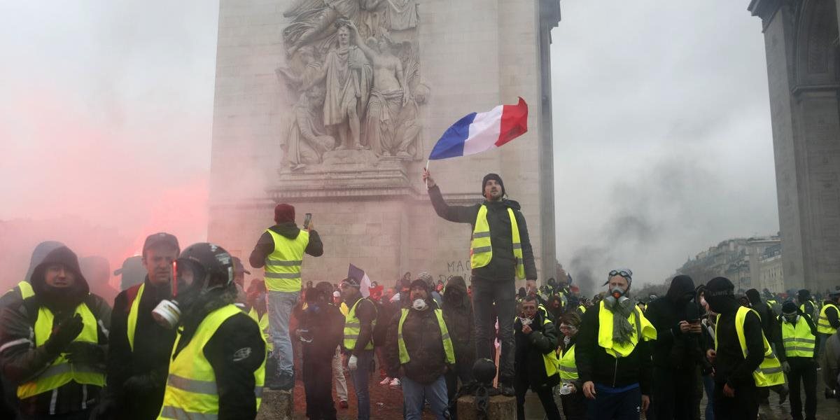 VIDEO Vo Francúzsku opäť protestovali "žlté vesty", v Paríži prepukli násilnosti