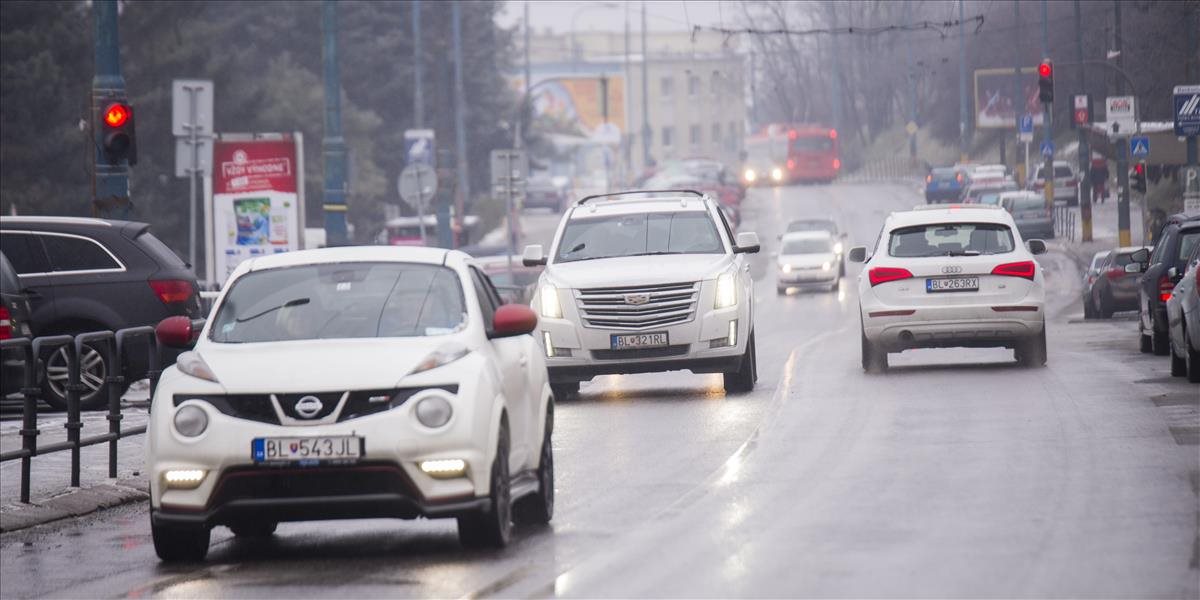 Vodiči pozor! Na celom Slovensku platí výstraha pred poľadovicou