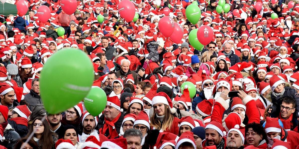 Taliansky Turín má nový vianočný rekord: Zišlo sa tu 20-tisíc Santa Clausov