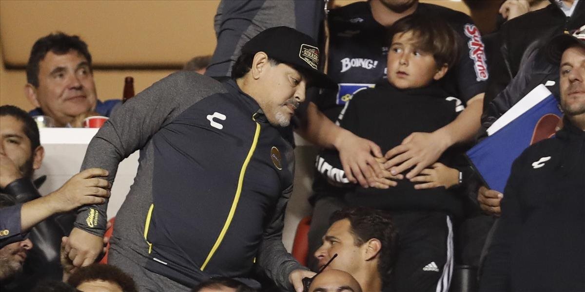 VIDEO Maradona znovu vystrájal, tentoraz si to odniesol fanúšik