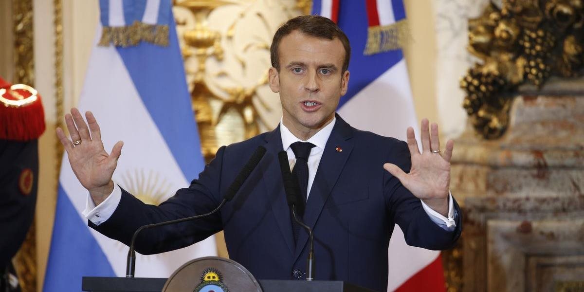 Francúzsky prezident Macron zmenil rozhodnutie: Zrušil zvyšovanie dane z pohonných hmôt