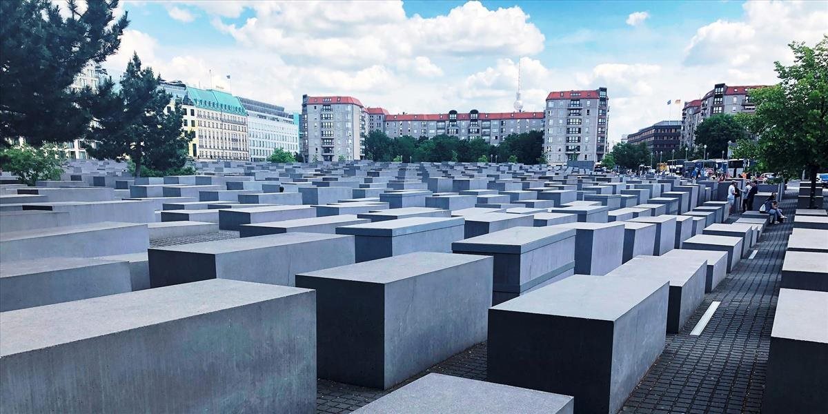 Je fotenie sa pri Pamätníku holokaustu etické? Modelka vyvolala diskusiu