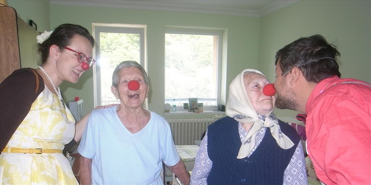 Zdravotní klauni sa snažia podnecovať seniorov k väčšej aktivite