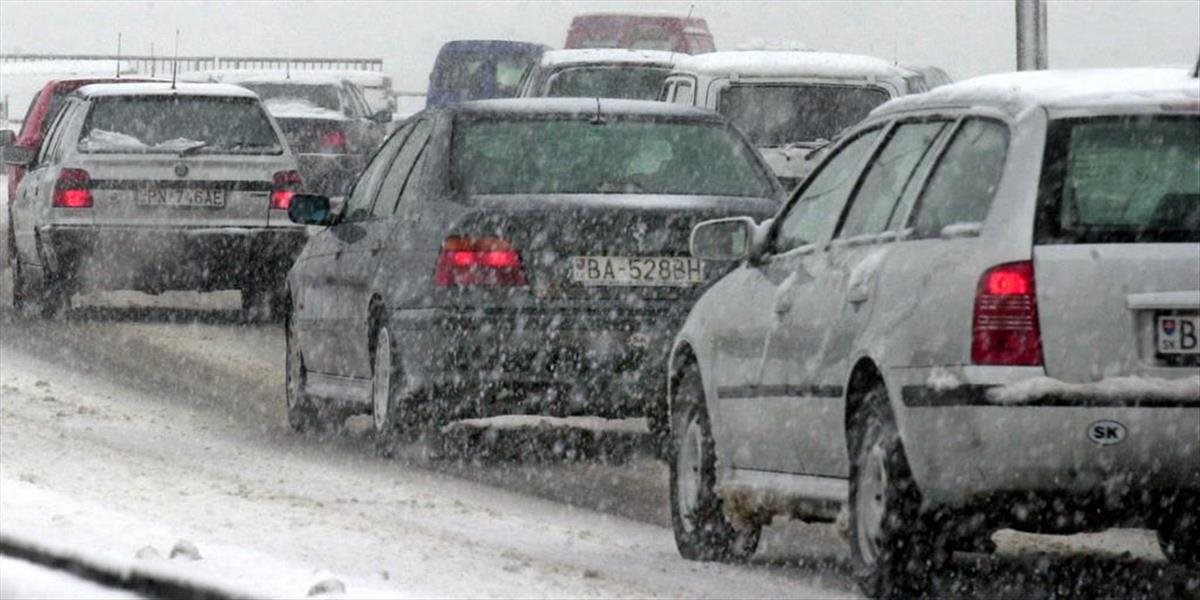 V Bratislave sneží. Vodiči hlásia nehody a kolóny. Mešká aj MHD