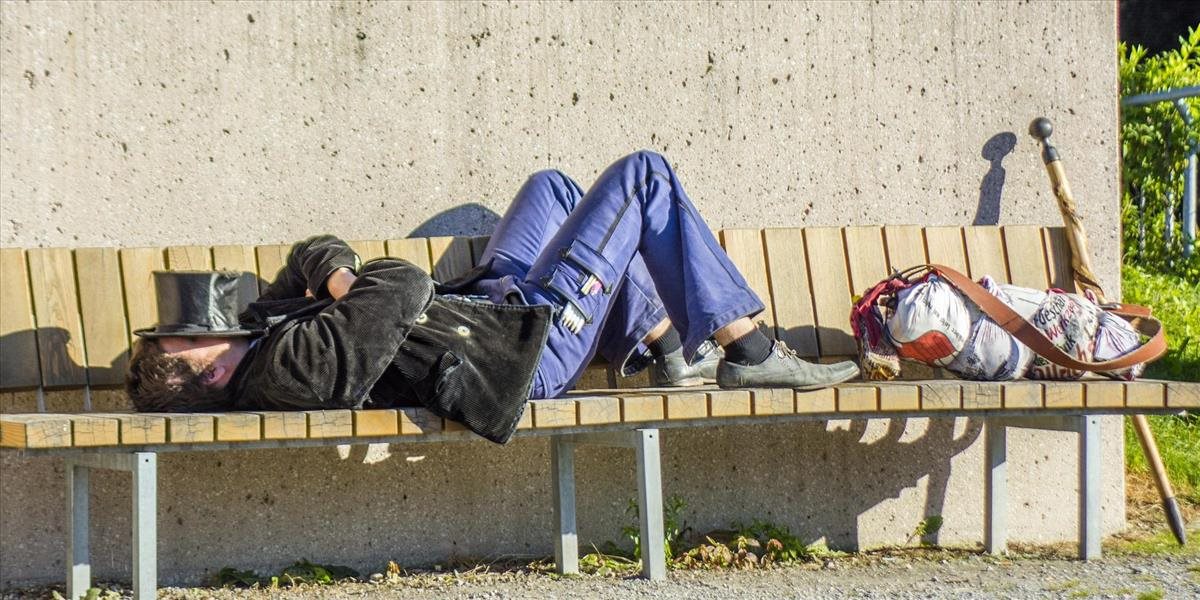 Britská vláda prosí občanov, aby prestali dávať peniaze bezdomovcom