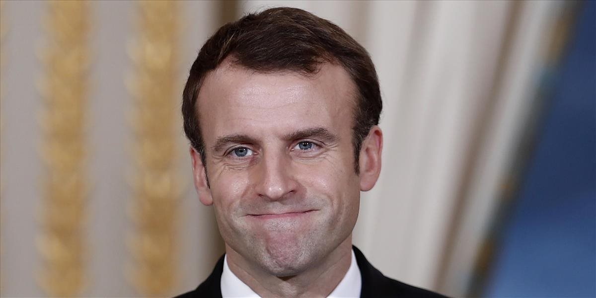 Macron priniesol vojakom v operácii Barkhane šampanské and foie gras