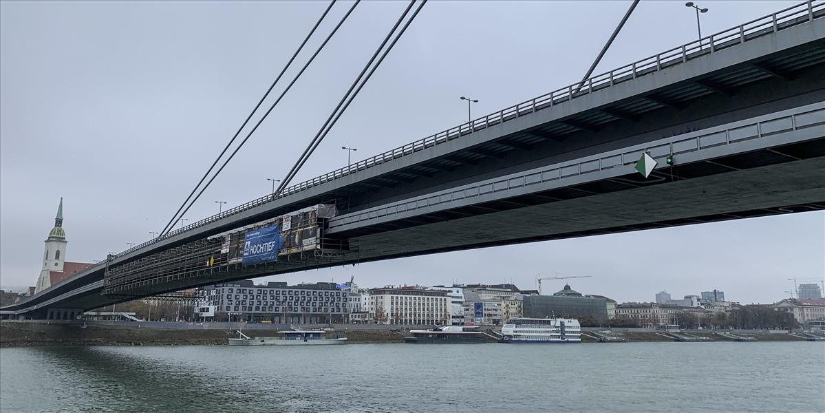 Muž chcel skočiť z Mosta SNP, policajti mu zachránili život