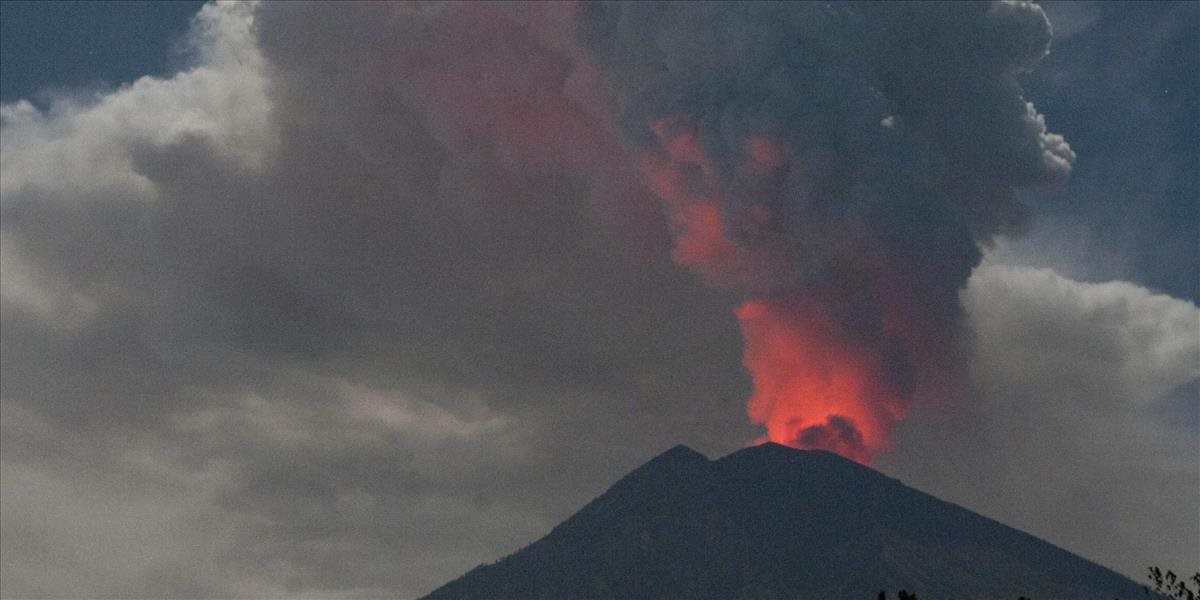 Sopka Agung na Bali sa opäť prebudila: Chŕlila popol a horúci dym