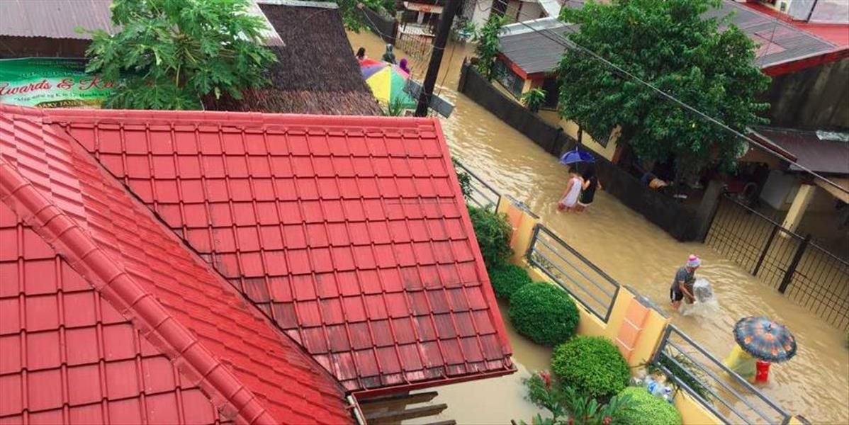 Záplavy a zosuvy pôdy si vyžiadali najmenej 56 obetí