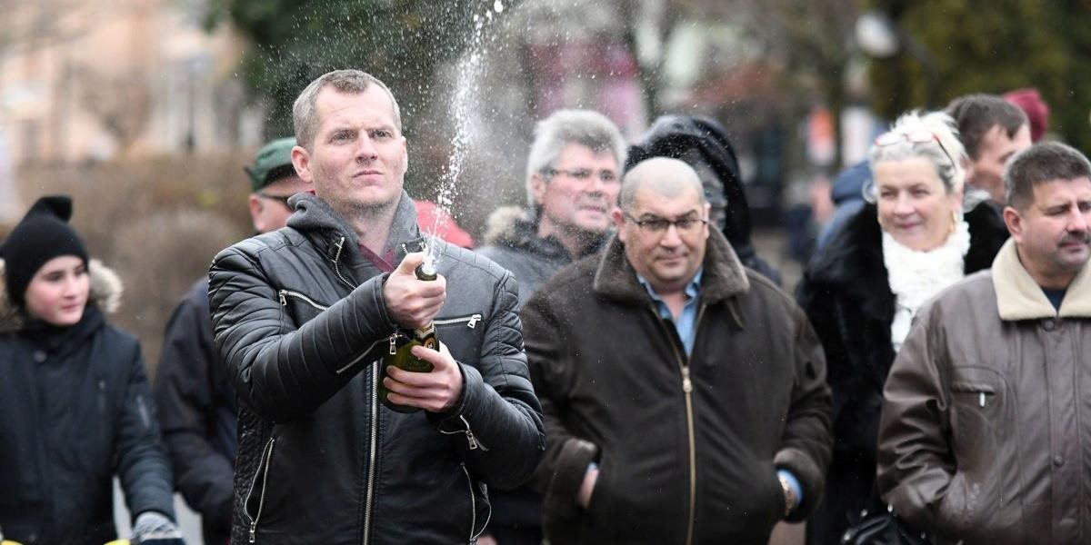 Vo vystreľovaní zátok zo šampanského súťažilo vyše 60 ľudí