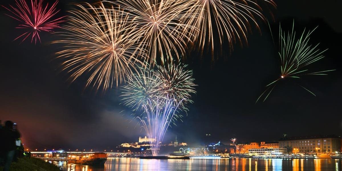 Je tu rok 2019, bratislavský ohňostroj sprevádzal tradičný valčík