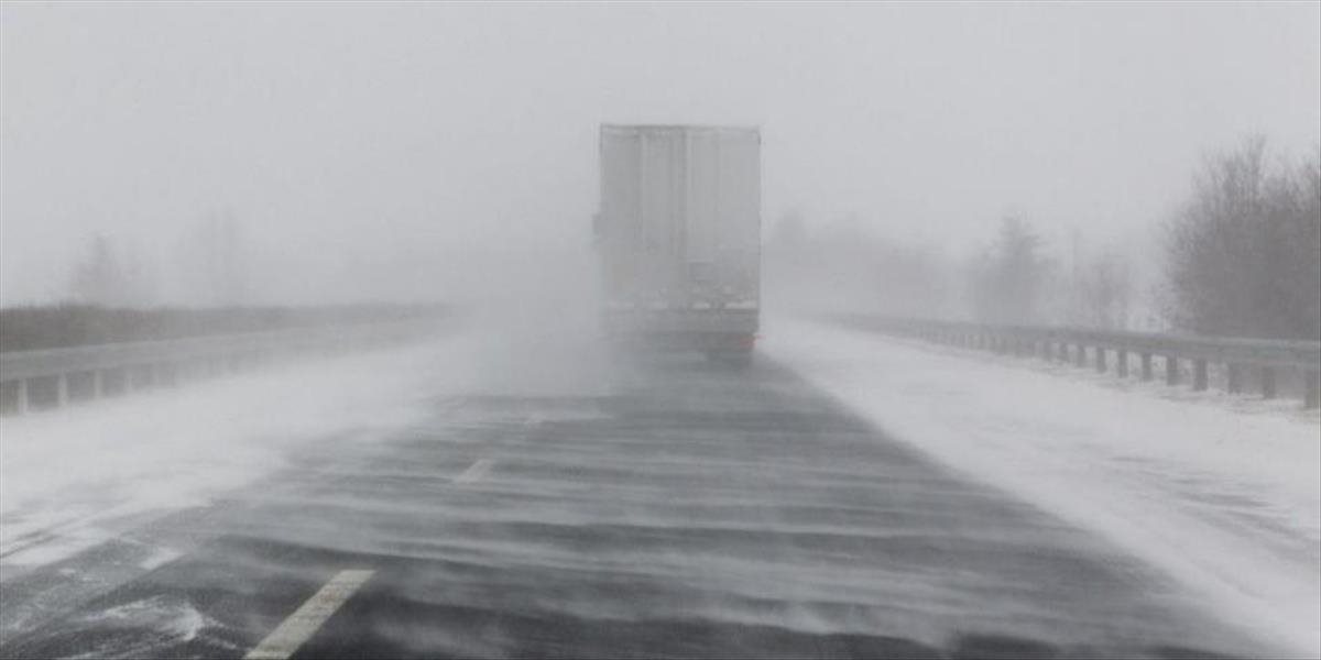 Cestári varujú pred snehovými jazykmi a závejmi na cestách