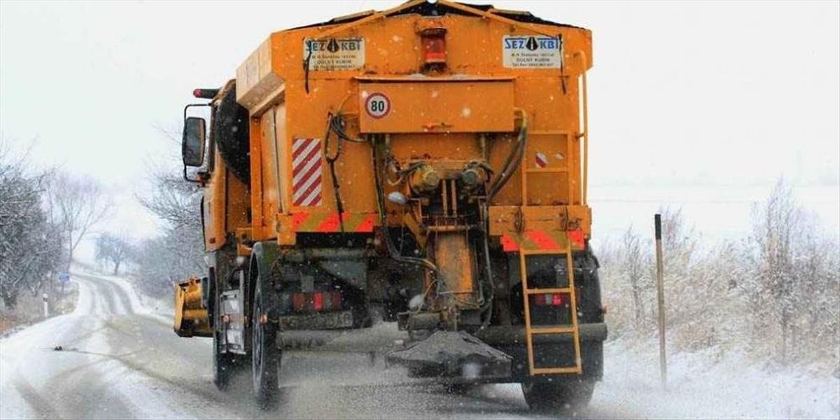 Vozovky v okrese Žilina sú zľadovatené, posypové vozidlá nestíhajú
