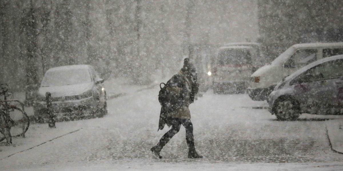 Snežiť bude aj cez víkend, v nedeľu by mohlo byť pod snehom celé Slovensko