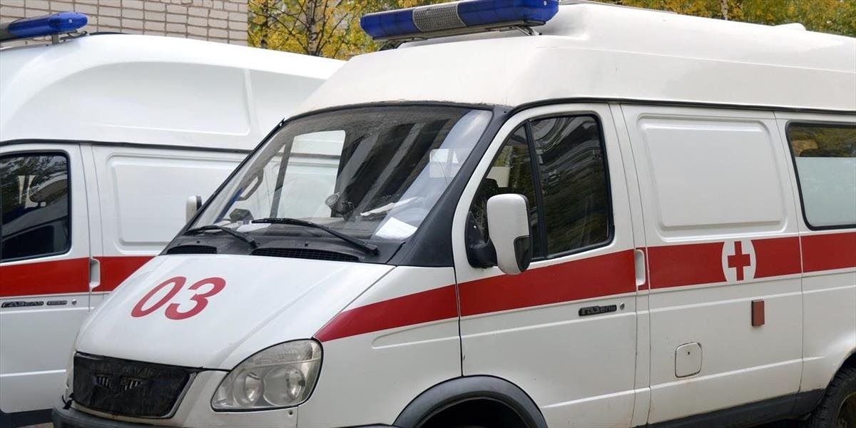 Muž svojvoľne preparkoval zasahujúcu sanitku, ktorá blokovala jeho auto