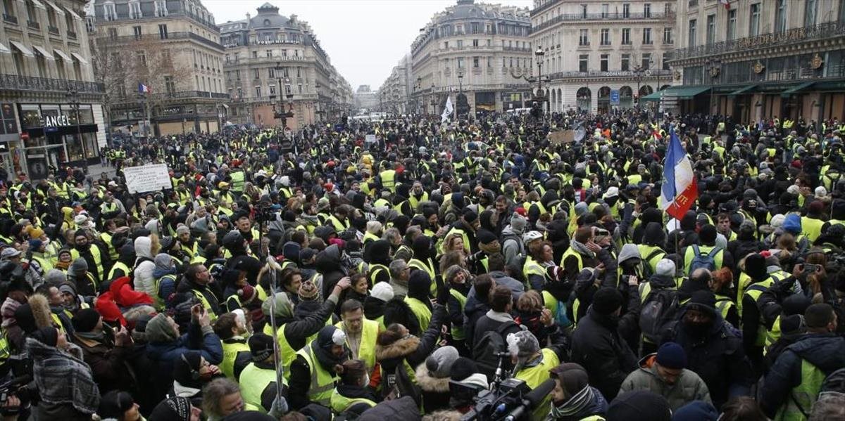 VIDEO Protesty žltých viest si v centre Paríža vyžiadali zásah polície