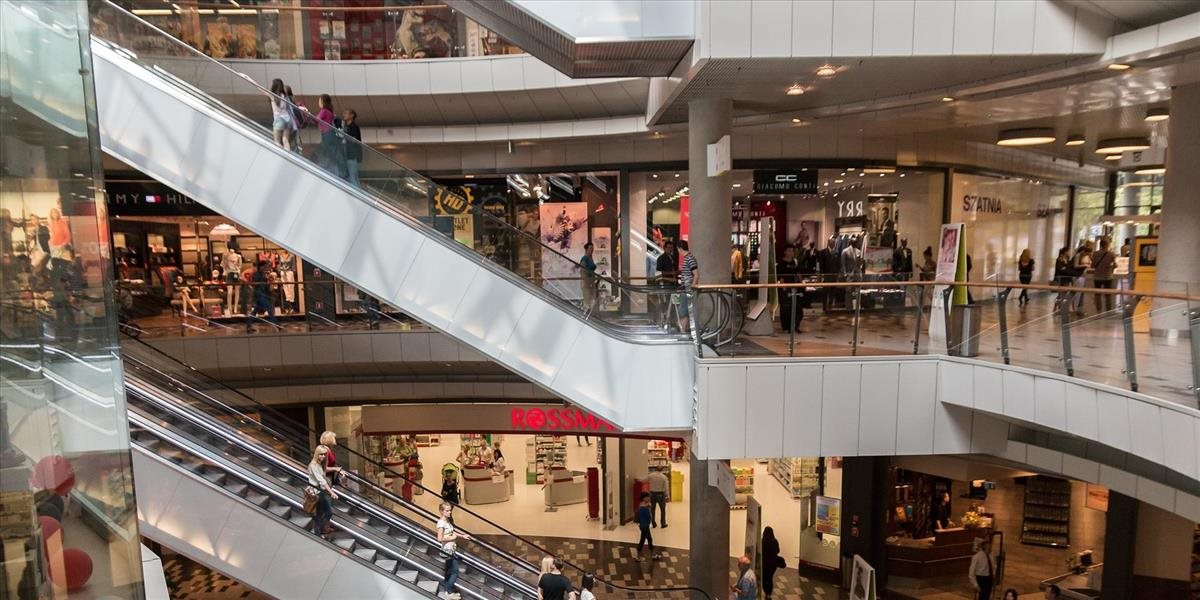 V Piešťanoch prehľadávali nákupné centrum, bombu však nenašli