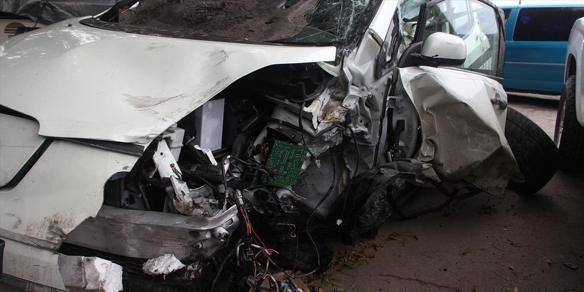 Pri zrážke troch áut neďaleko Košíc utrpeli ťažké zranenia dvaja vodiči