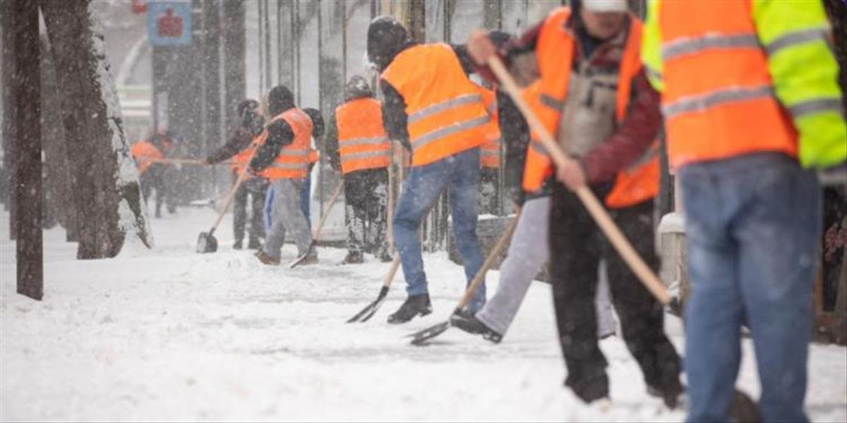 Odhŕňať sneh v meste pomáhajú aj väzni