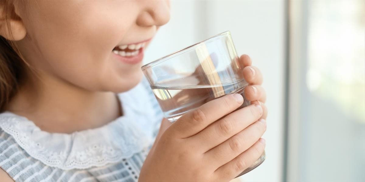 Pije vaše dieťa dostatok tekutín? Pozor, slabý pitný režim spôsobuje mentálne problémy!