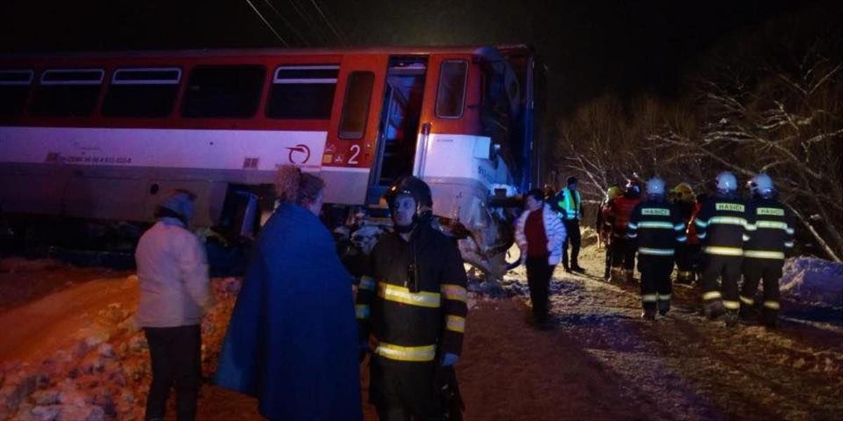 Pri zrážke osobného vlaku a kamióna sa zranilo sedem ľudí