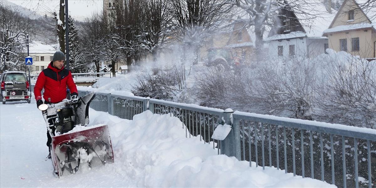 Žilinský kraj sa trápi so snehom: Kalamitu vyhlásili v 28 obciach