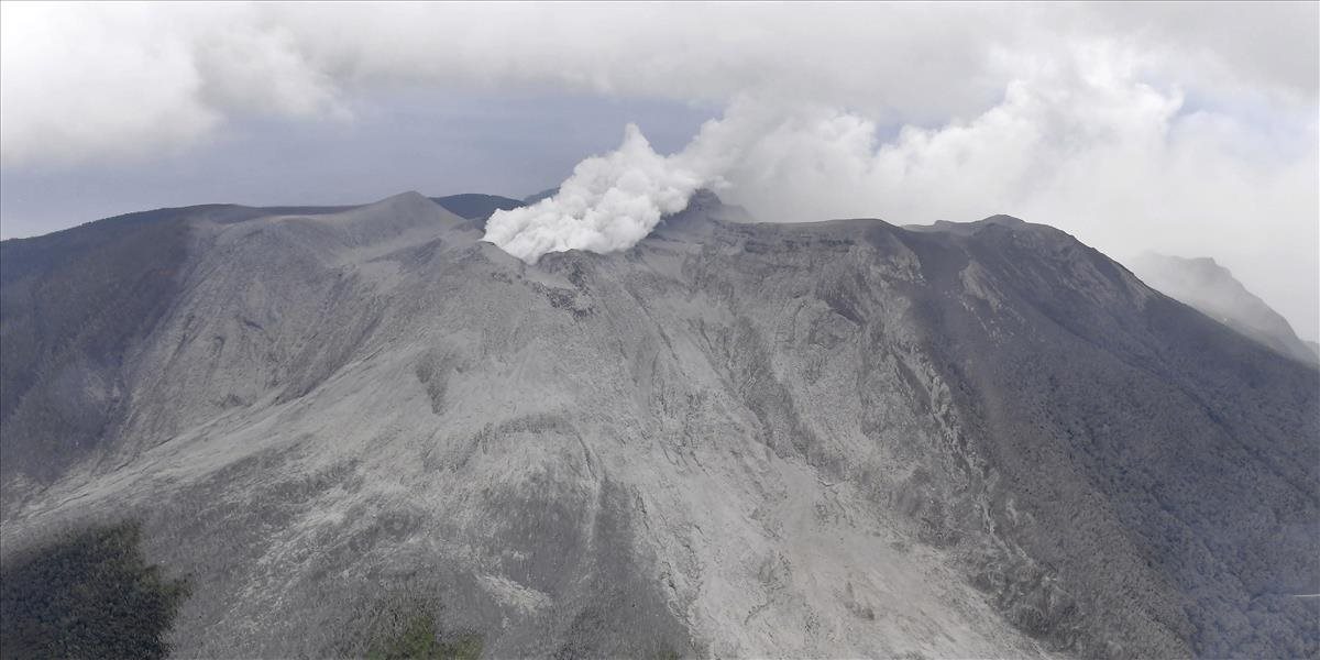 VIDEO Japonská sopka Šin-take sa prebúdza: Chŕlila skaly a popol