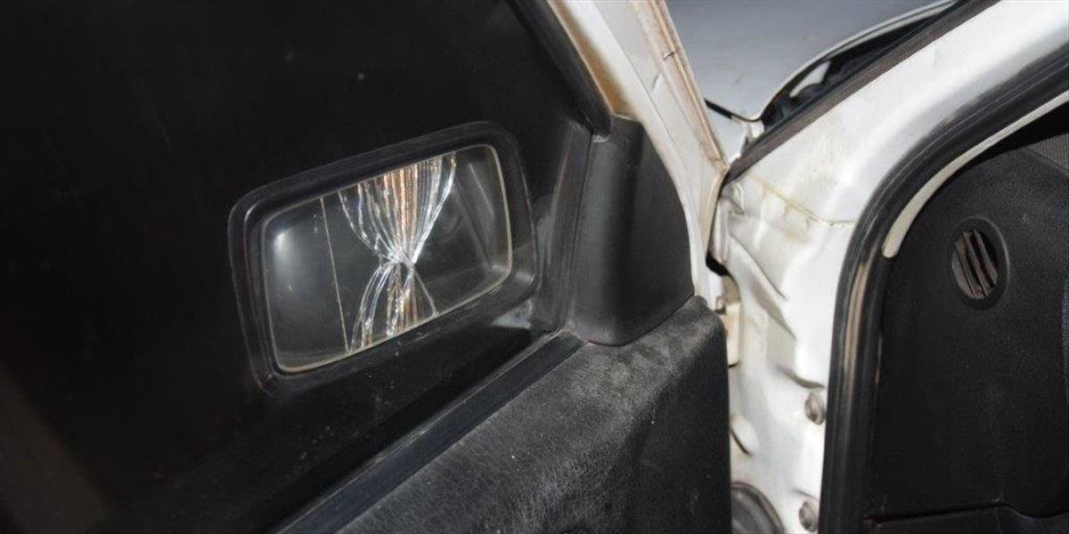 Lepšie na seba upozorniť už nemohol: Opitý vodič zachytil zrkadlo na aute policajtov
