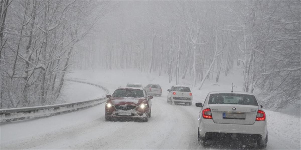 Vodiči si musia na cestách dávať miestami pozor na zľadovatený sneh