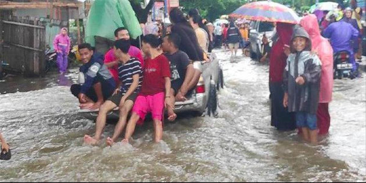 Počet obetí záplav a zosuvov pôdy v Indonézii stúpol na 59
