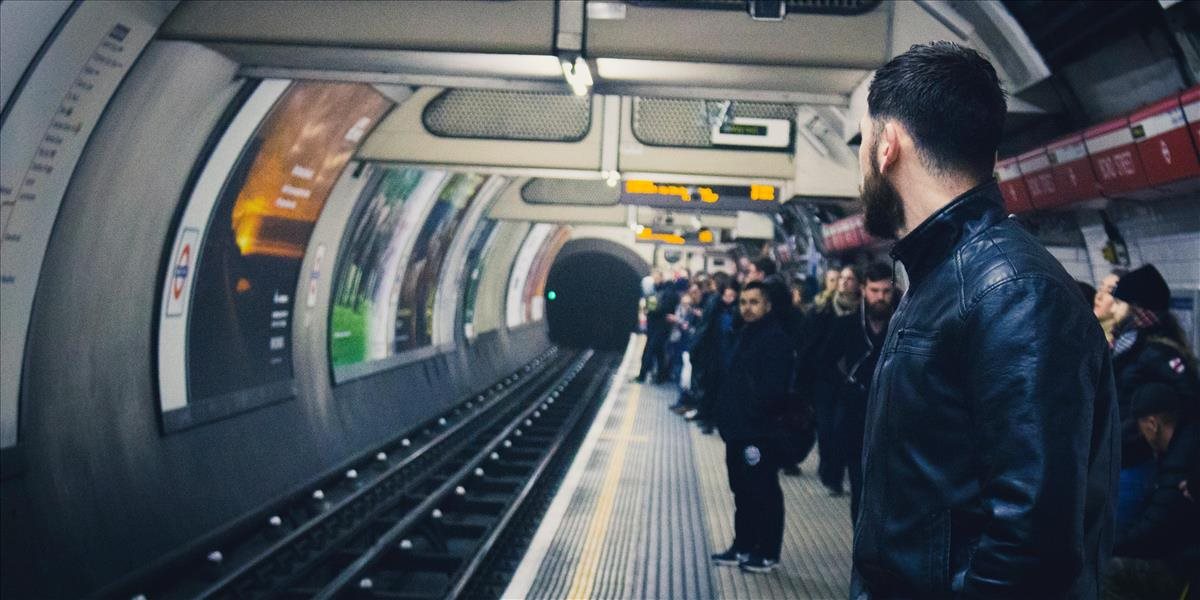 Tokijské metro sa snaží zmierniť preťaženie počas špičky originálnym spôsobom