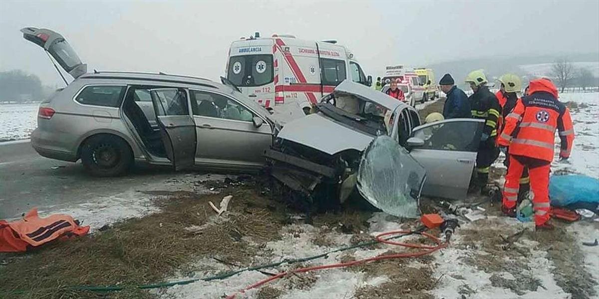 Tragická nehoda pri Ilave: Zrážku dvoch osobných áut neprežili dvaja ľudia