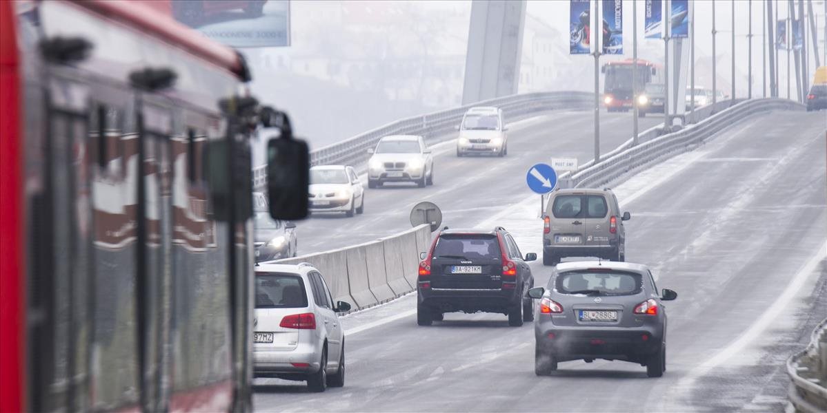 Situácia na slovenských cestách je komplikovaná: Premávku zhoršuje znížená dohľadnosť, snehové jazyky i poľadovica