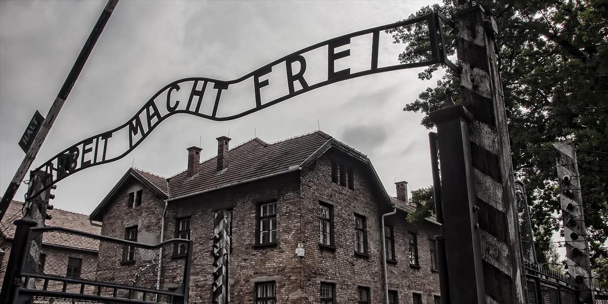 Polícia v Poľsku vyšetruje protest krajných pravičiarov v Auschwitzi