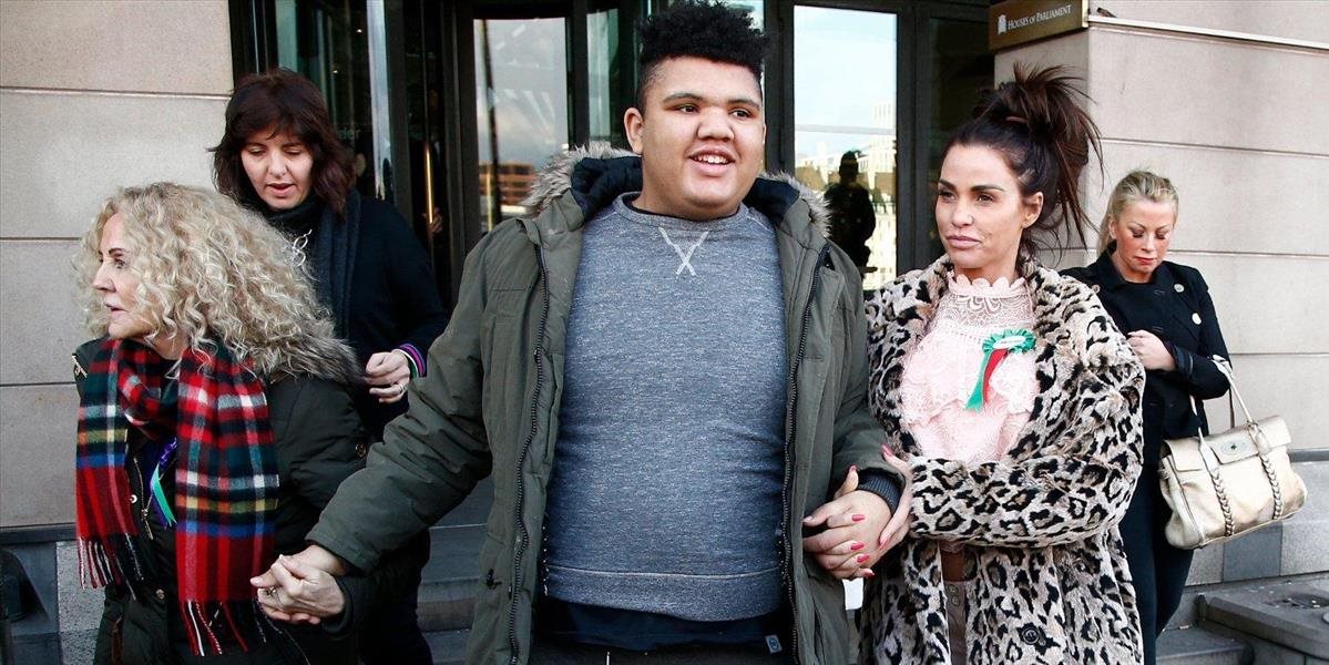 Katie Price si chce adoptovať sirotu z Nigérie