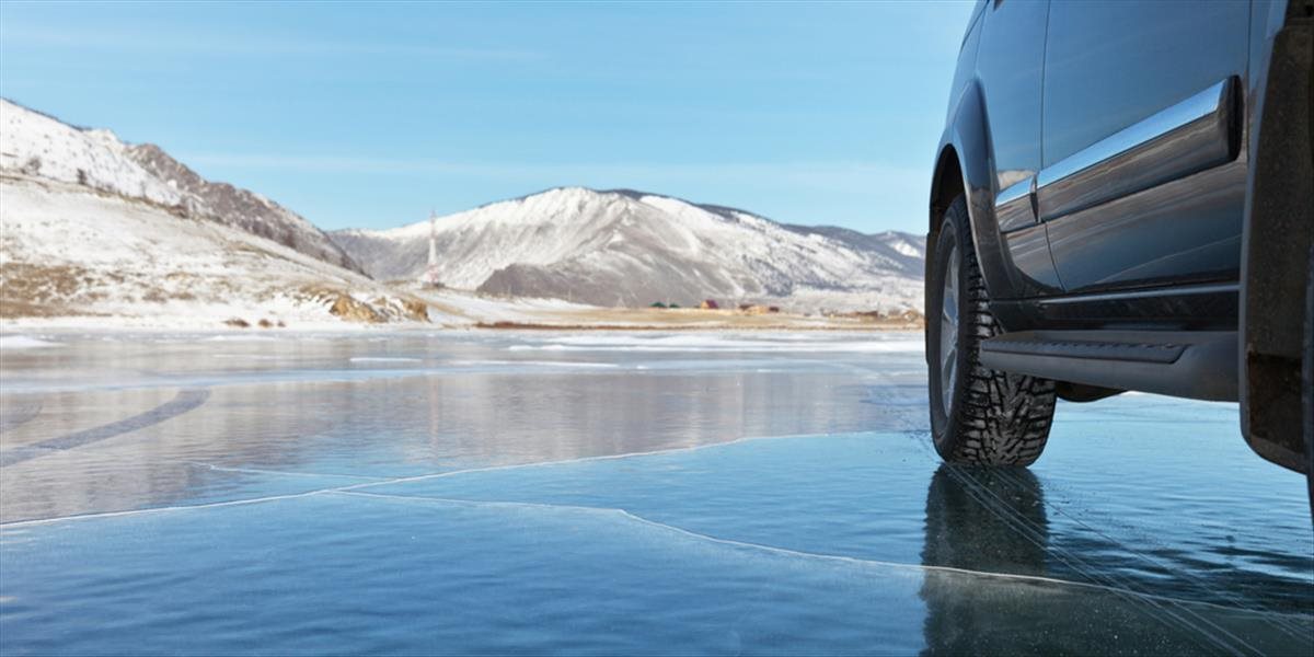 VIDEO Nezodpovednosť, aká sa len tak nevidí: Česi si skracujú cestu autom cez zamrznuté jazero!